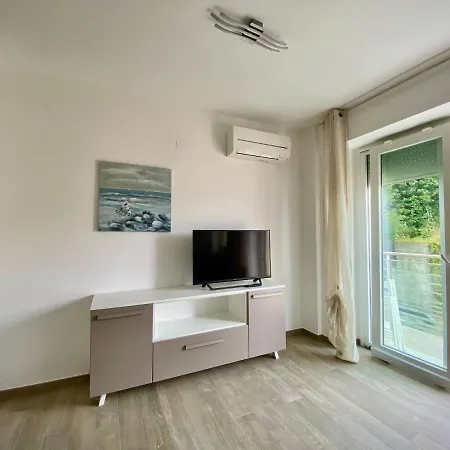 Ampio Bilocale Con Terrazzino, Box E Piscina - Poggio Fiorito Lägenhet