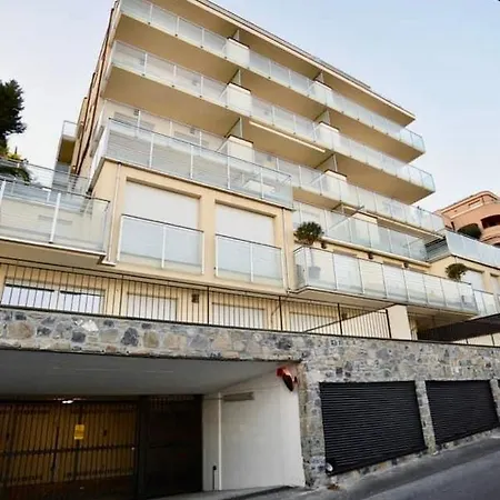 Ampio bilocale con terrazzino, box e piscina - Poggio Fiorito * Alassio